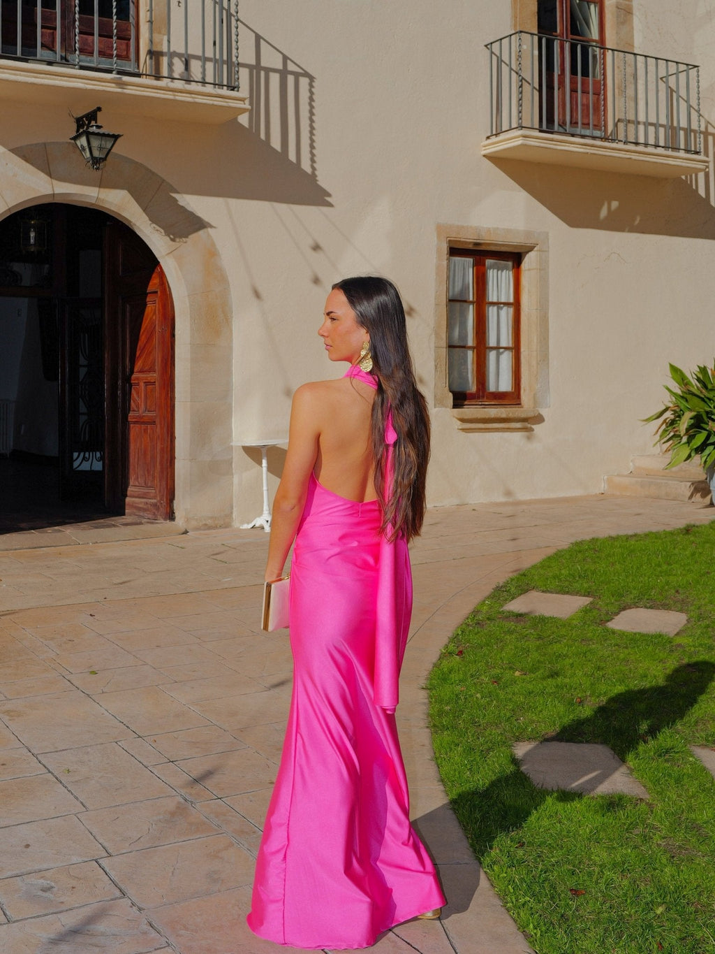 Vestido halter fruncido espalda fucsia