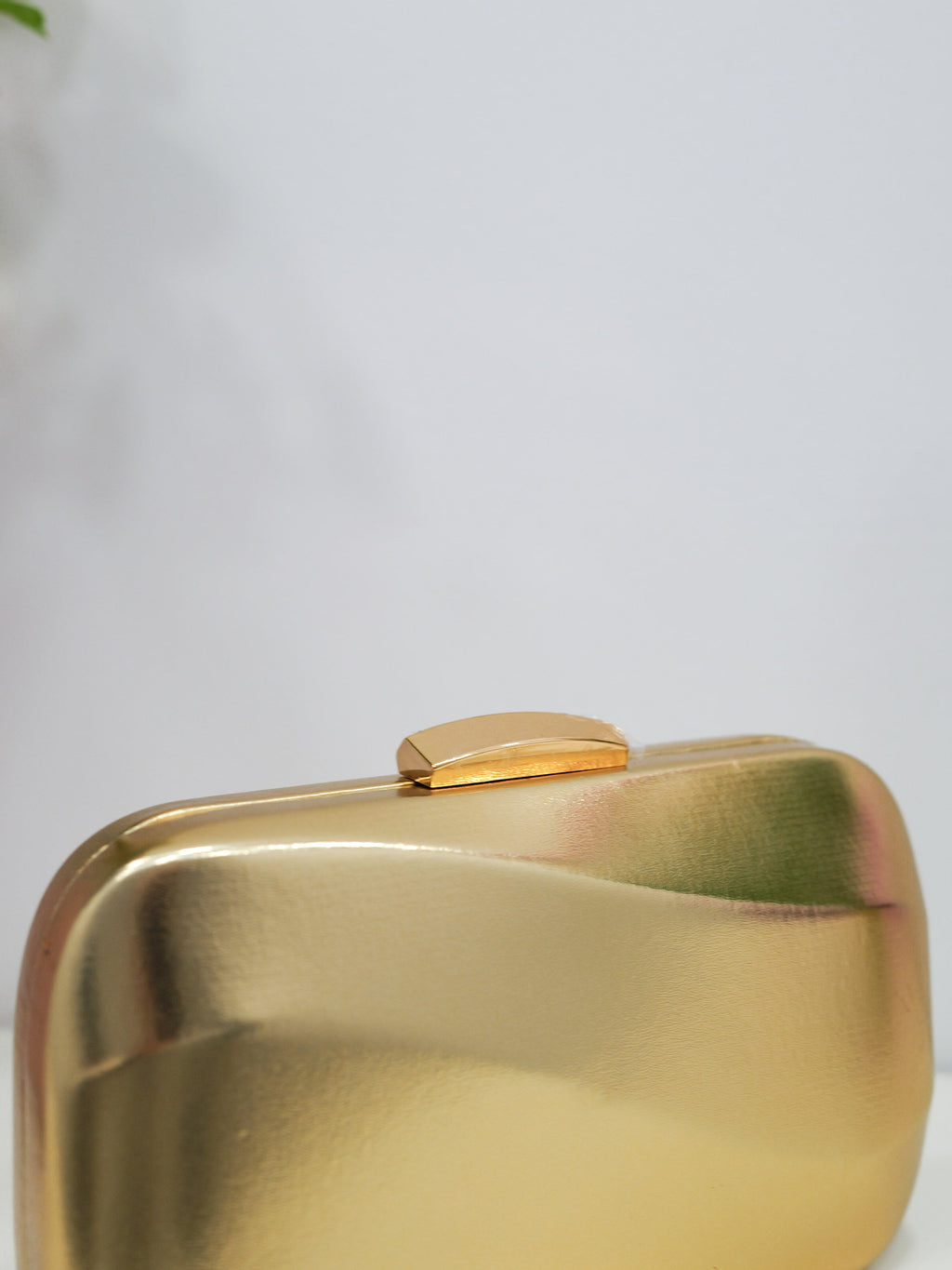 Clutch efecto ola dorado