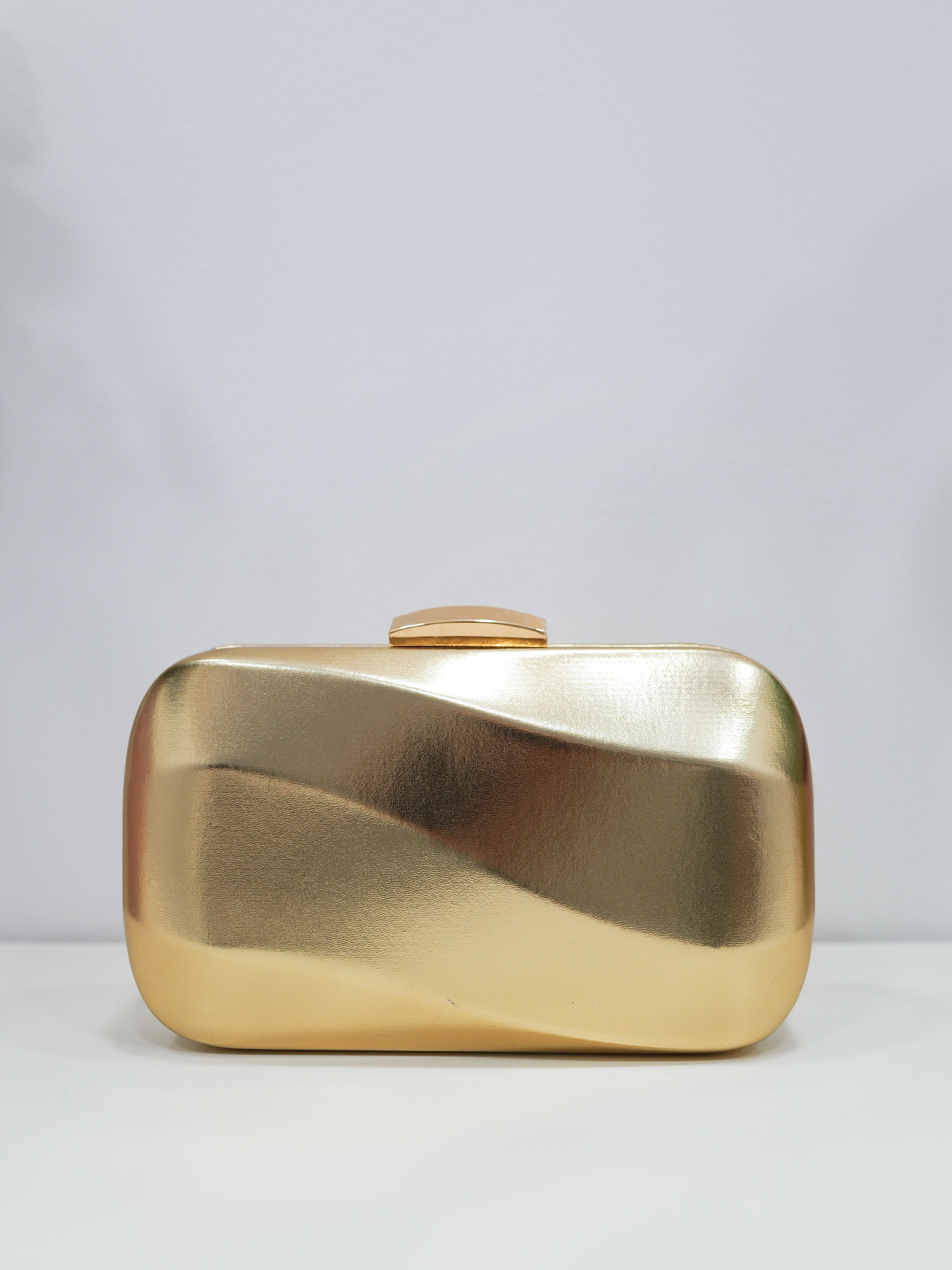Clutch efecto ola dorado