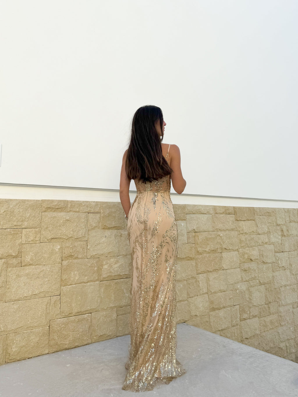 Vestido corsé pico pedrería dorado
