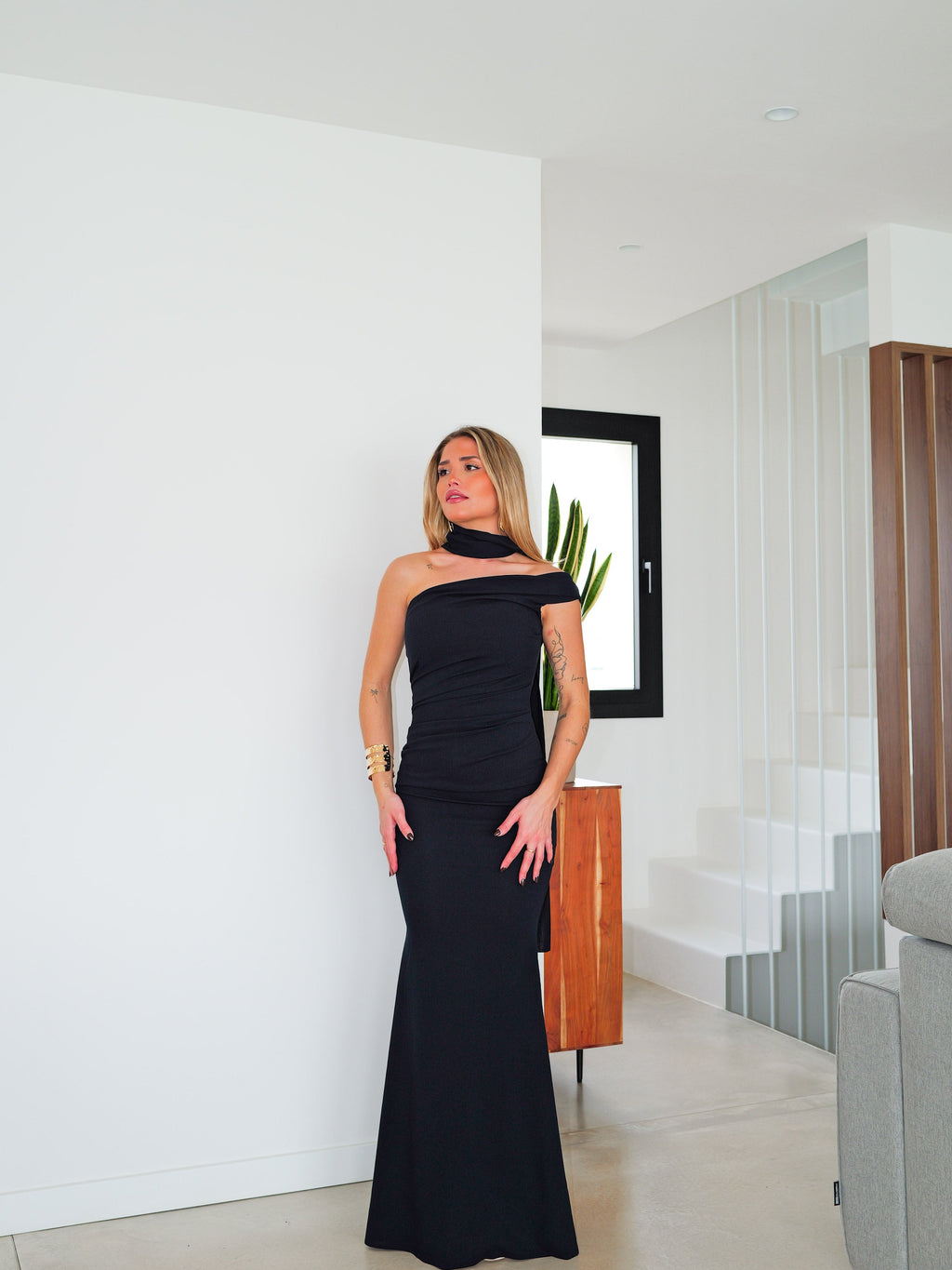 Vestido choker frunce asimétrico marino