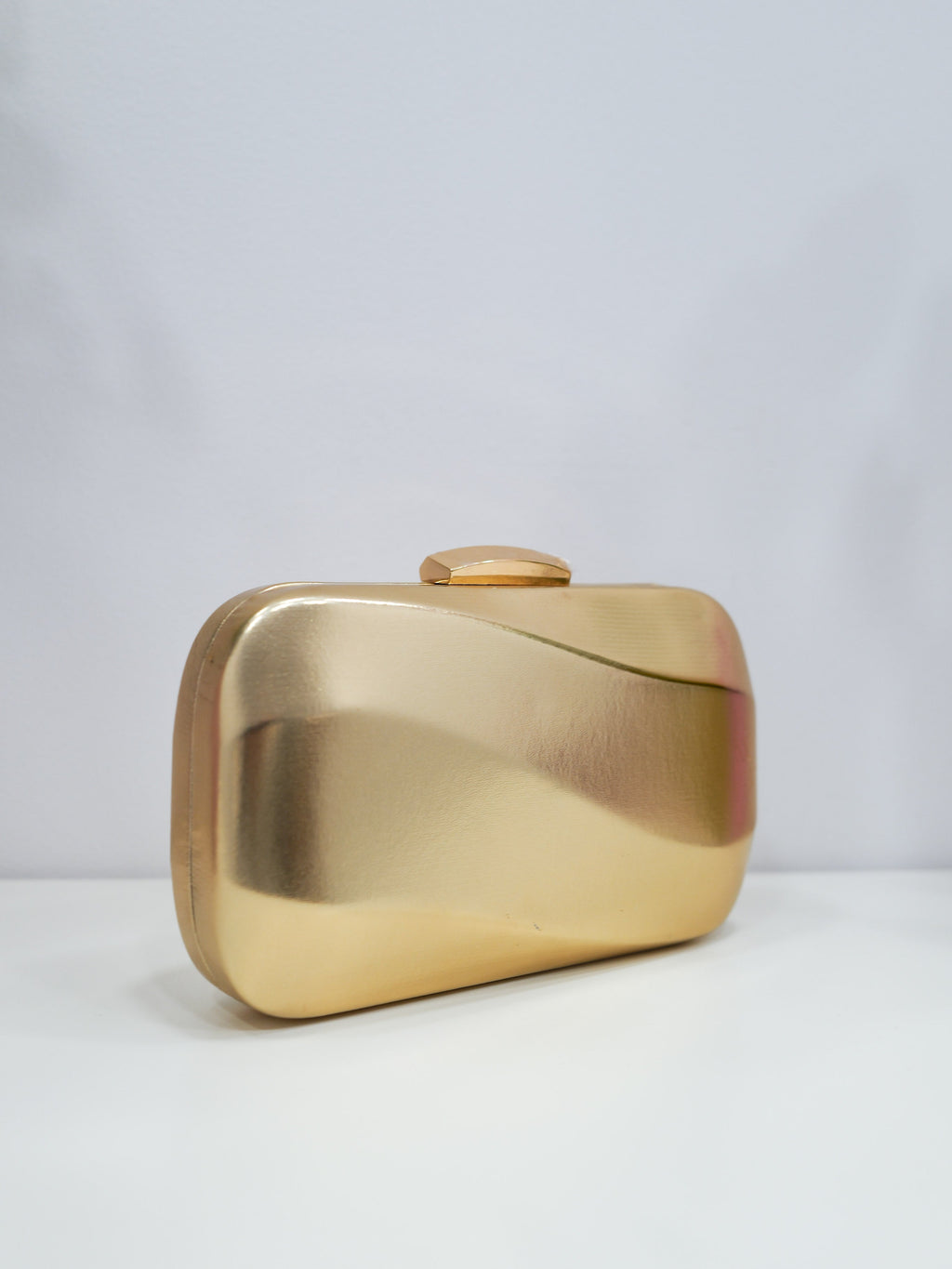 Clutch efecto ola dorado