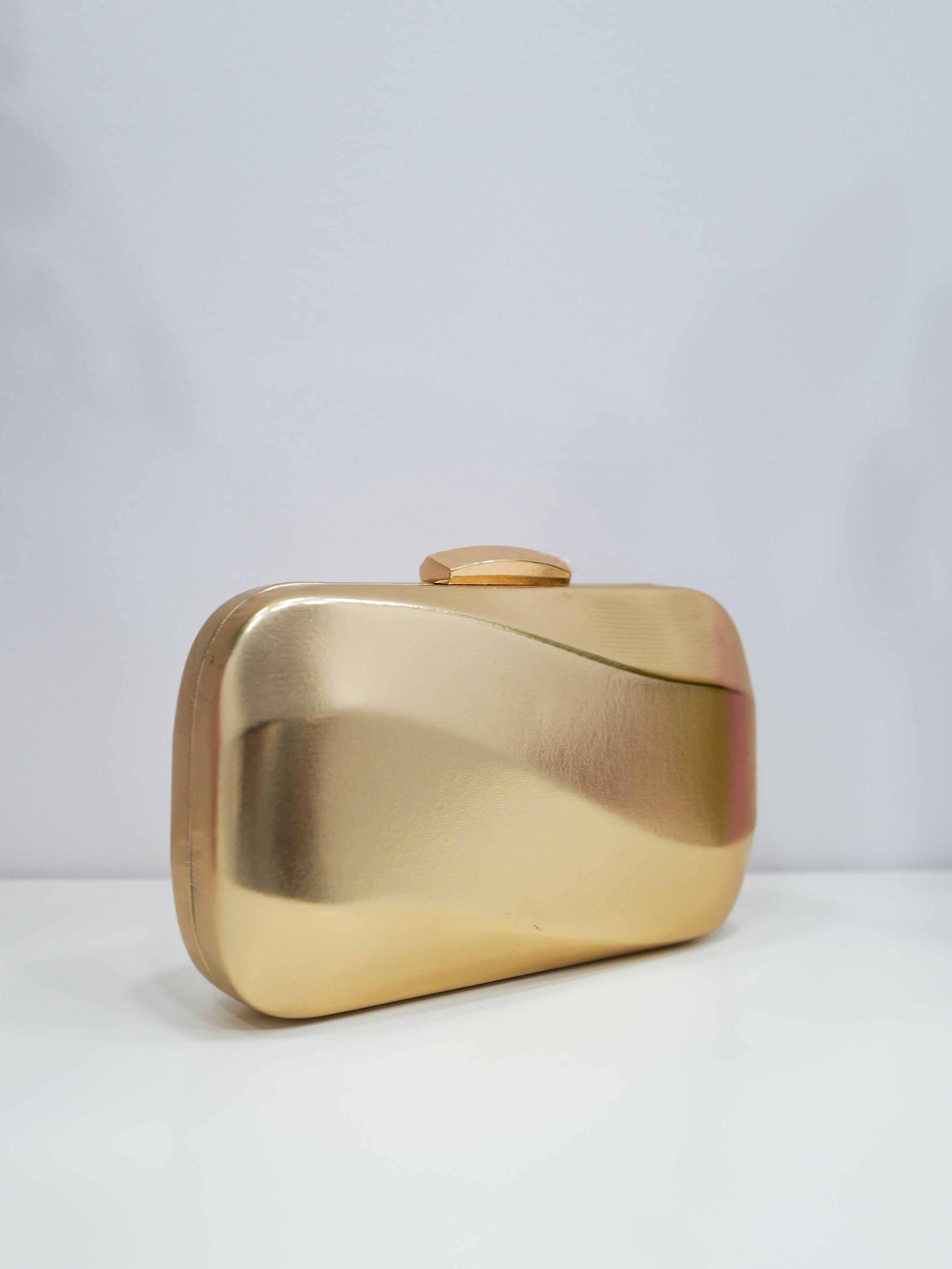 Clutch efecto ola dorado