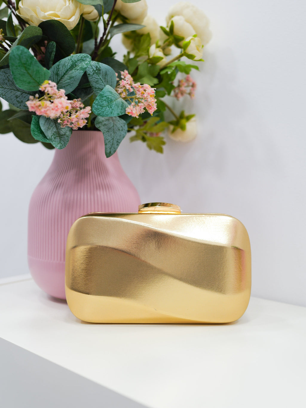 Clutch efecto ola dorado