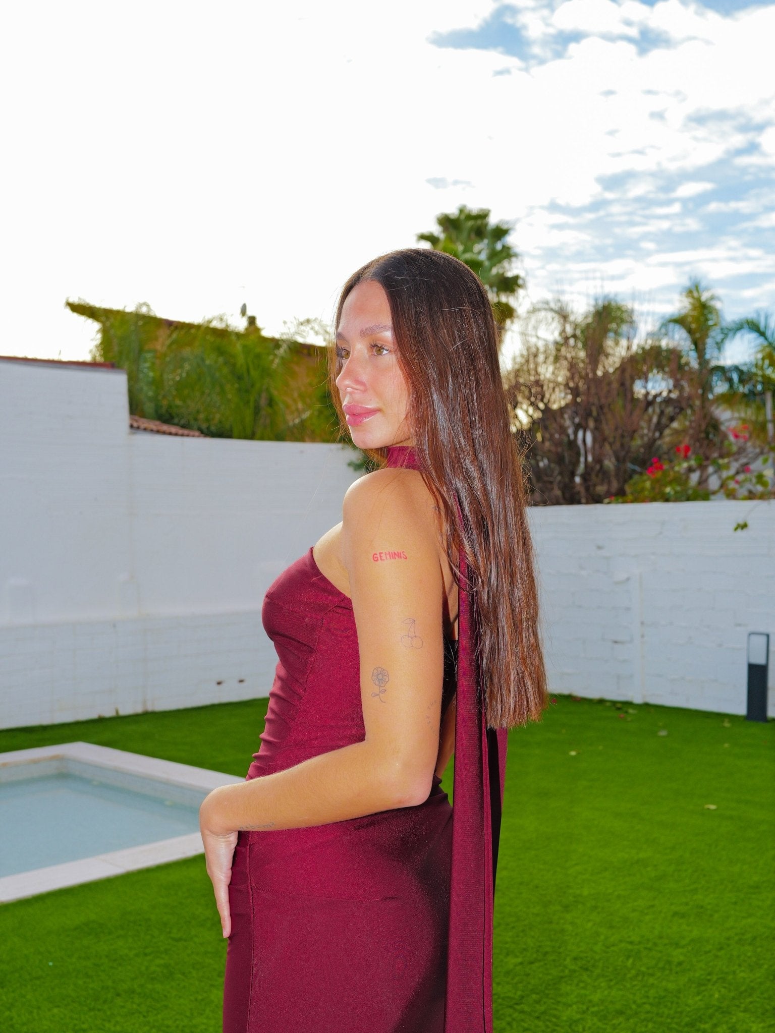 Vestido largo frunce palabra choker burdeos